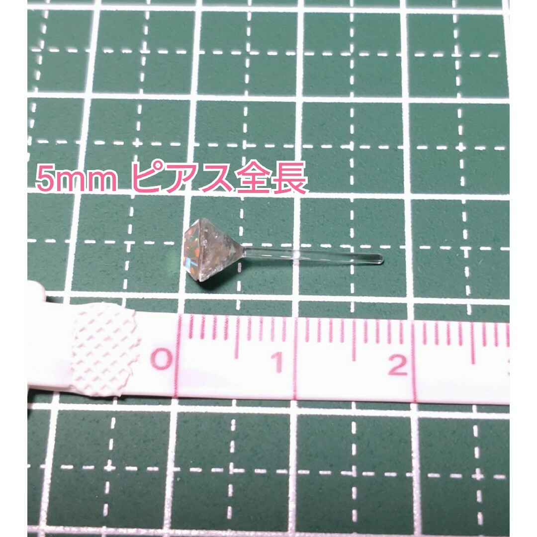 重厚なブルーのグラデーション✨Vカットクリスタル 樹脂ポストピアス 5mm レディースのアクセサリー(ピアス)の商品写真