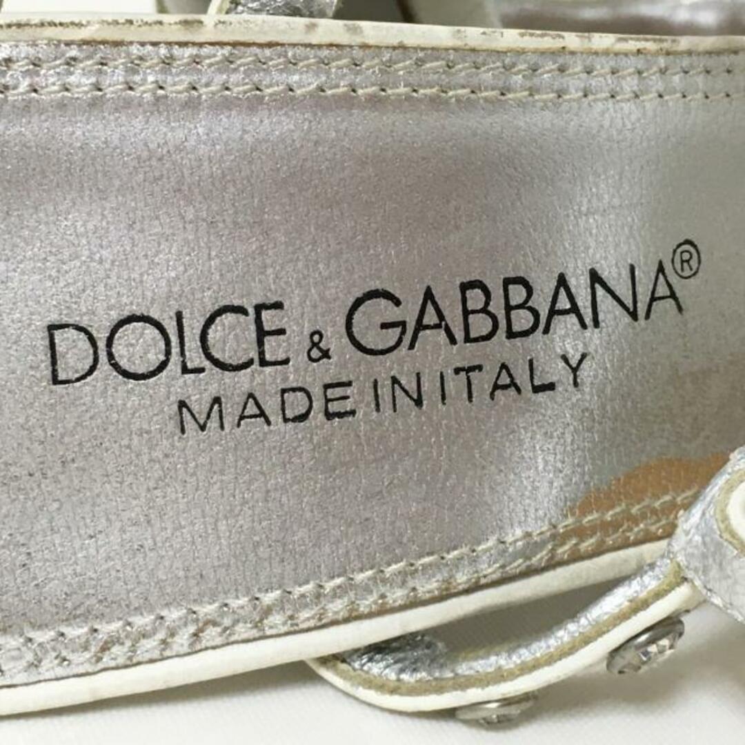 DOLCE&GABBANA(ドルチェアンドガッバーナ)のDOLCE&GABBANA(ドルチェアンドガッバーナ) サンダル 36 レディース - ライトグレー ラインストーン レザー レディースの靴/シューズ(サンダル)の商品写真