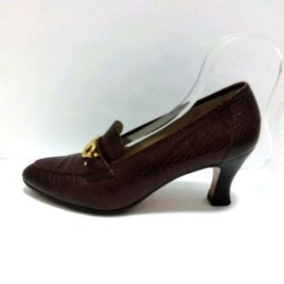 サルヴァトーレフェラガモ(Salvatore Ferragamo)のSalvatoreFerragamo(サルバトーレフェラガモ) パンプス 6C レディース美品  - ダークブラウン×ゴールド 型押し加工/ガンチーニ/アウトソール張替済 レザー×金属素材(ハイヒール/パンプス)