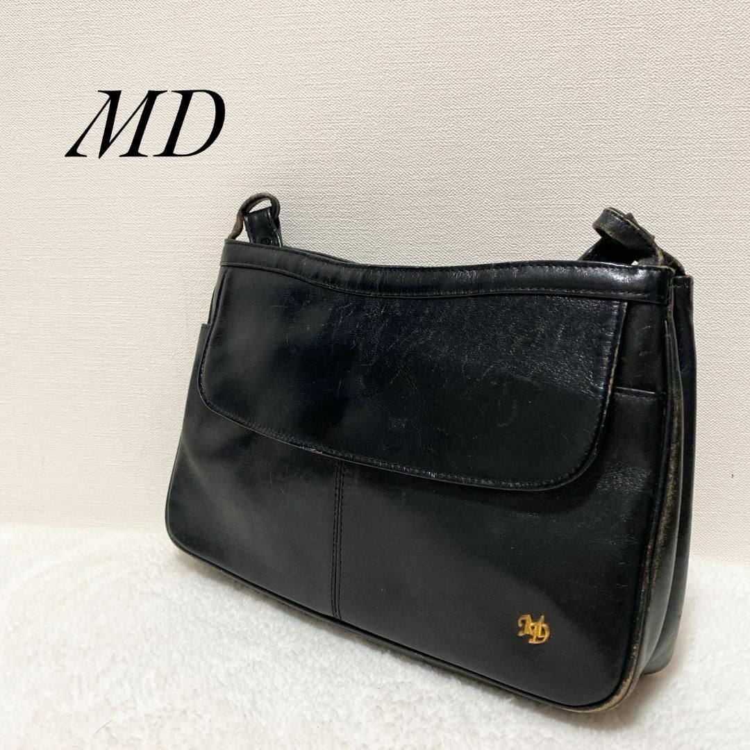美品✨MDエムディショルダーバッグハンドバッグブラック黒ワンポイントゴールドロゴ レディースのバッグ(ショルダーバッグ)の商品写真
