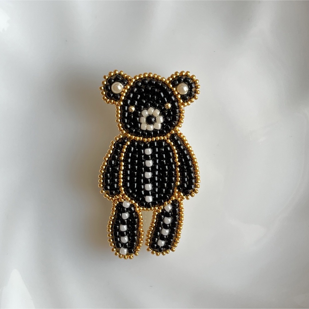 Teddy bear ブローチ　ビーズ刺繍　テディーベア　くま レディースのアクセサリー(ブローチ/コサージュ)の商品写真