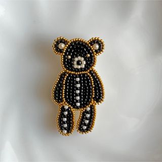 Teddy bear ブローチ　ビーズ刺繍　テディーベア　くま(ブローチ/コサージュ)