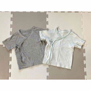 ユニクロ(UNIQLO)のユニクロ　短肌着50-60  2枚セット(靴下のおまけつき)(肌着/下着)