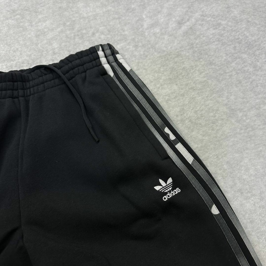 adidas(アディダス)の新品 adidas Originals Lサイズ カモ セットアップ 裏起毛 メンズのパンツ(その他)の商品写真