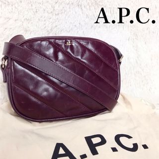 アーペーセー(A.P.C)の希少 A.P.C. レザー ロゴ キルト ライン ショルダーバッグ クロスボディ(ショルダーバッグ)