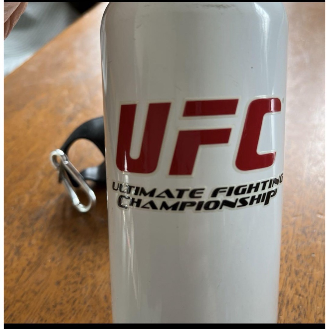 総合格闘技 UFC アルミ ボトル カラビナ付き UFCオフィシャル スポーツ/アウトドアのトレーニング/エクササイズ(トレーニング用品)の商品写真