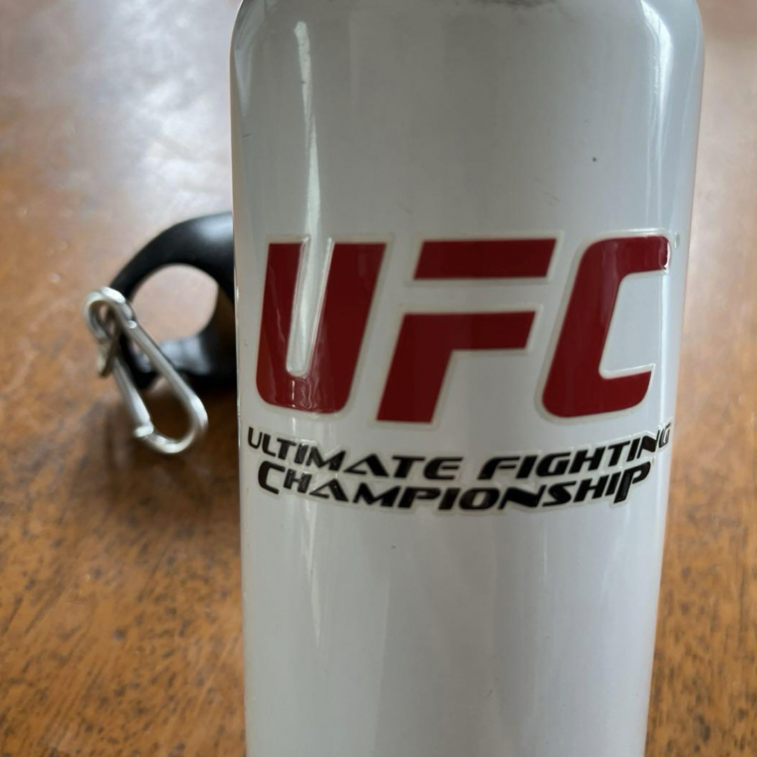 総合格闘技 UFC アルミ ボトル カラビナ付き UFCオフィシャル スポーツ/アウトドアのトレーニング/エクササイズ(トレーニング用品)の商品写真