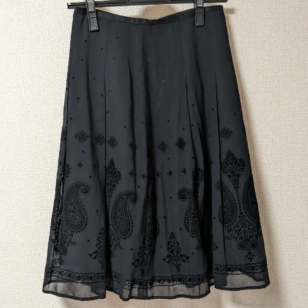 ブラック 黒 フレア 柄 スカート 幾何学 模様 レディースのスカート(ひざ丈スカート)の商品写真
