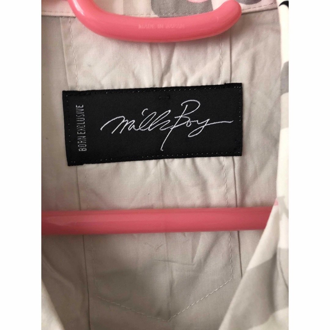MILKBOY(ミルクボーイ)のmilkboy ミルクボーイ TOWN 看板 シャツ ブラウス グレー レディースのトップス(シャツ/ブラウス(半袖/袖なし))の商品写真