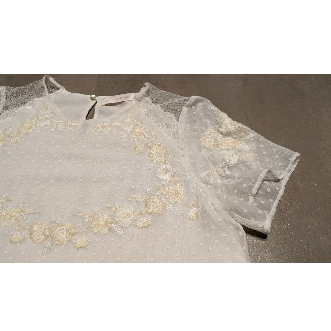 ZARA(ザラ)の【美品】ZARA　ドット花柄チュールトップス レディースのトップス(シャツ/ブラウス(半袖/袖なし))の商品写真