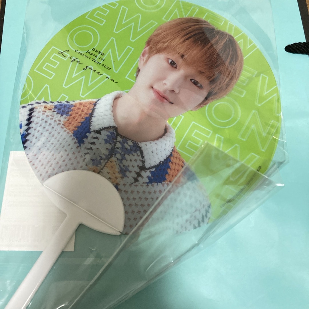 SHINee オンユ　クリアうちわ　イエロー エンタメ/ホビーのタレントグッズ(アイドルグッズ)の商品写真