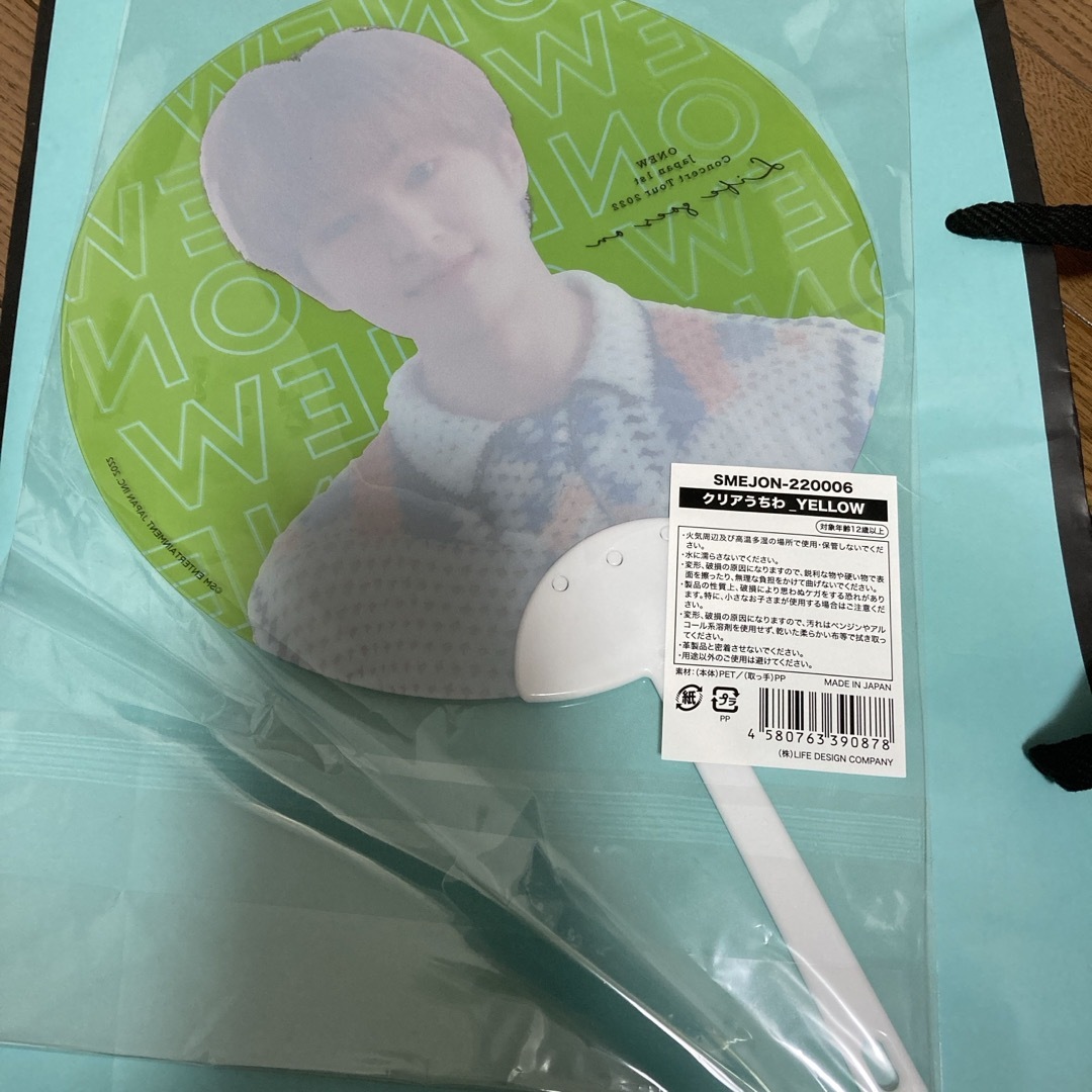 SHINee オンユ　クリアうちわ　イエロー エンタメ/ホビーのタレントグッズ(アイドルグッズ)の商品写真