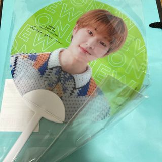 SHINee オンユ　クリアうちわ　イエロー(アイドルグッズ)