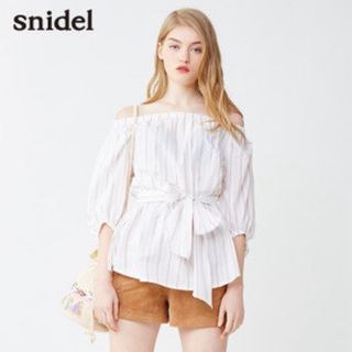 スナイデル(SNIDEL)のSNIDEL スナイデル ウエストリボンオフショルブラウス ストライプ ほぼ新品(シャツ/ブラウス(長袖/七分))