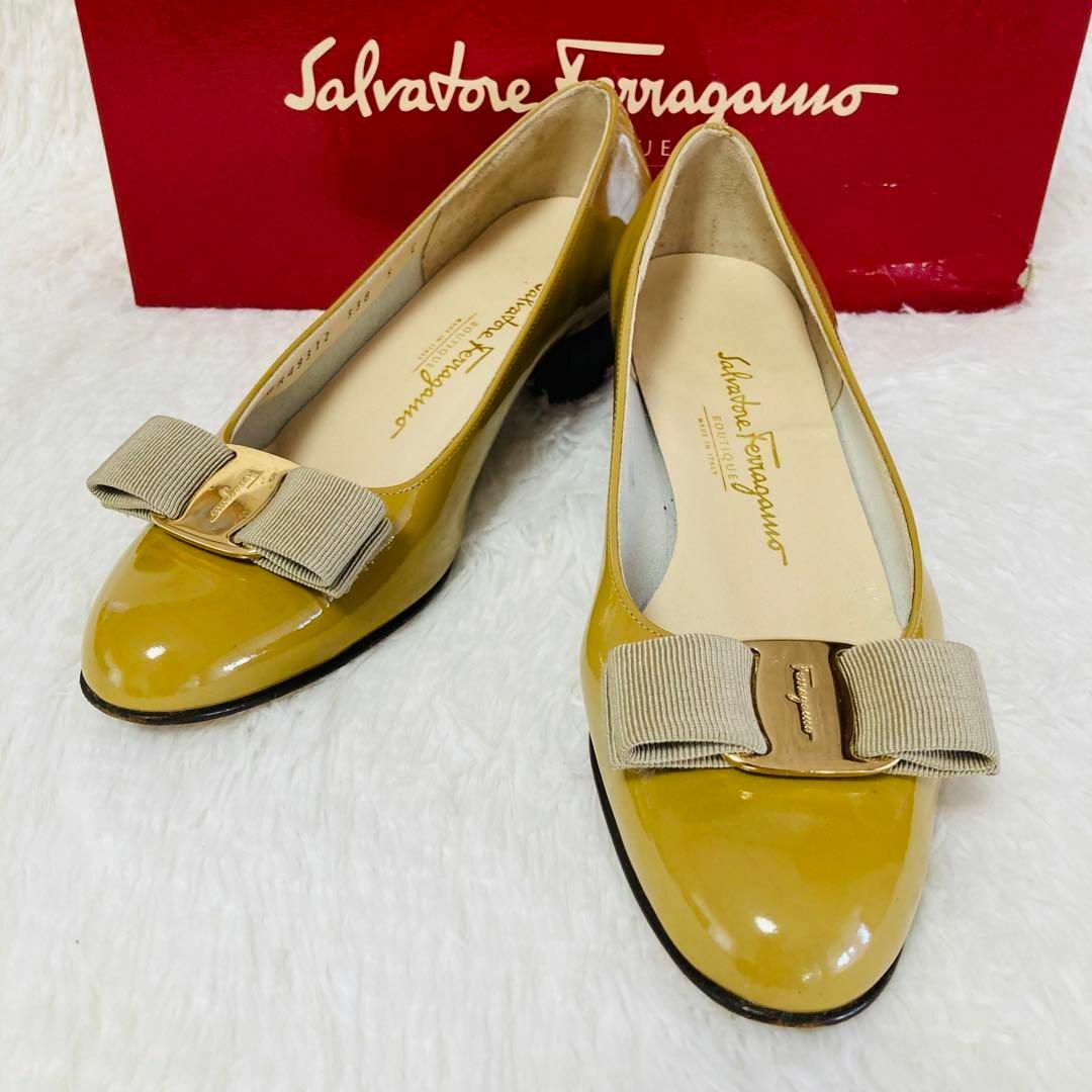 Salvatore Ferragamo(サルヴァトーレフェラガモ)の【美品】サルヴァトーレフェラガモ　パンプス　ヴァラ　リボン　エナメル レディースの靴/シューズ(ハイヒール/パンプス)の商品写真