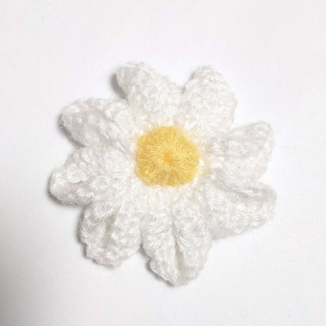 PEACEMINUSONE(ピースマイナスワン)の🌼デイジー 編み編み コサージュ ブローチ バッジ🌼G-DRAGON ジヨン レディースのアクセサリー(ブローチ/コサージュ)の商品写真