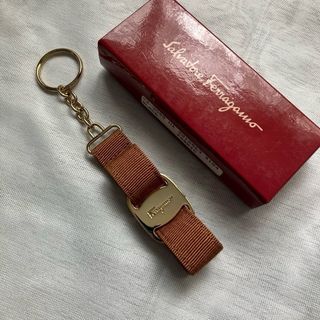 サルヴァトーレフェラガモ(Salvatore Ferragamo)の【未使用】　フェラガモ　キーリング リボン ブラウン(キーホルダー)