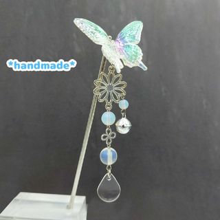 ハンドメイド　オーロラカラーの蝶々①　ホワイト　簪　かんざし　白　花　鈴　上品(ヘアアクセサリー)