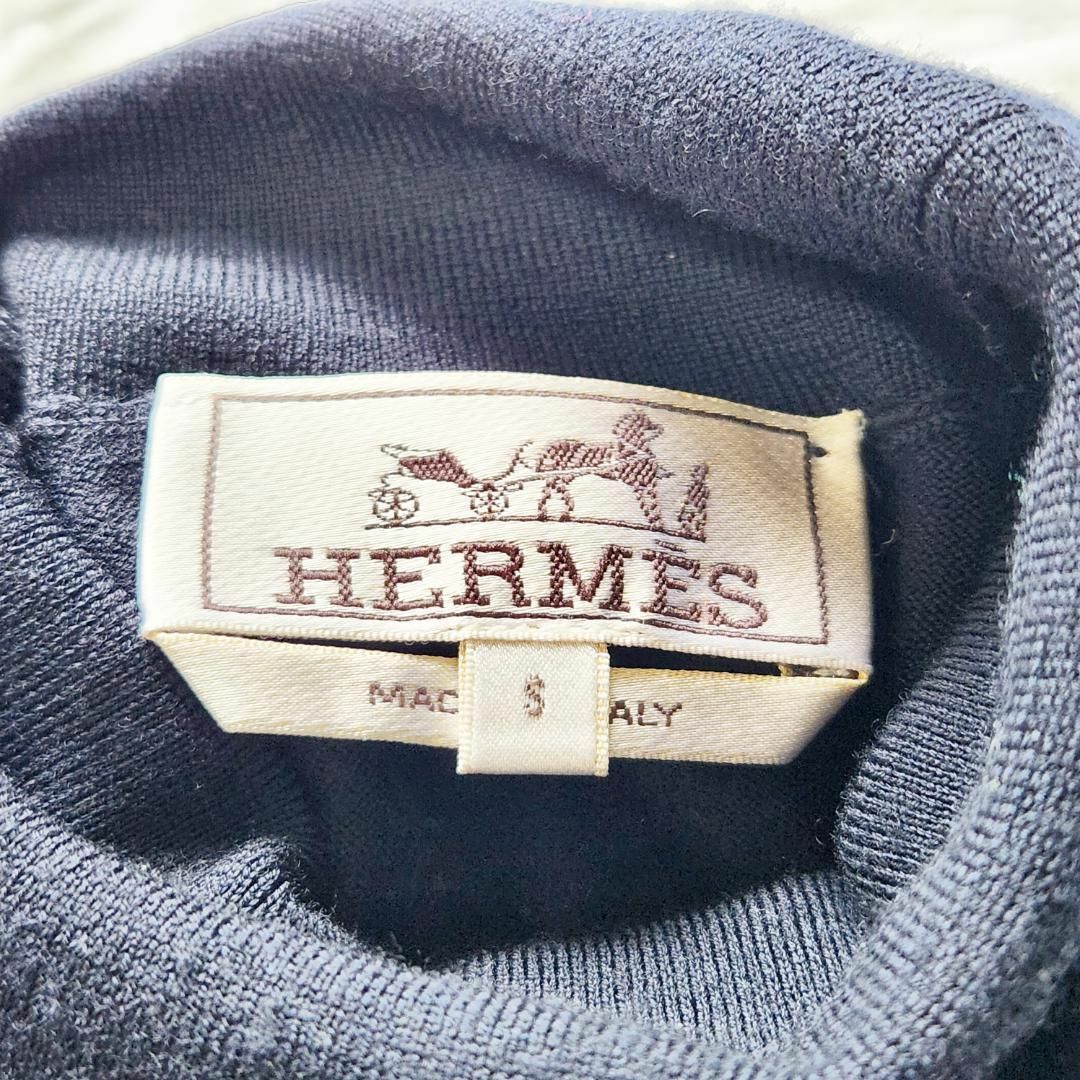 Hermes(エルメス)の美品 希少 エルメス ロボットパッチ ニット メンズS タートルネック 紺色 メンズのトップス(ニット/セーター)の商品写真