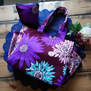 アフリカ布シリーズ　トートバッグ　大　ハンドメイド　花柄パープル　ポーチ付き(バッグ)