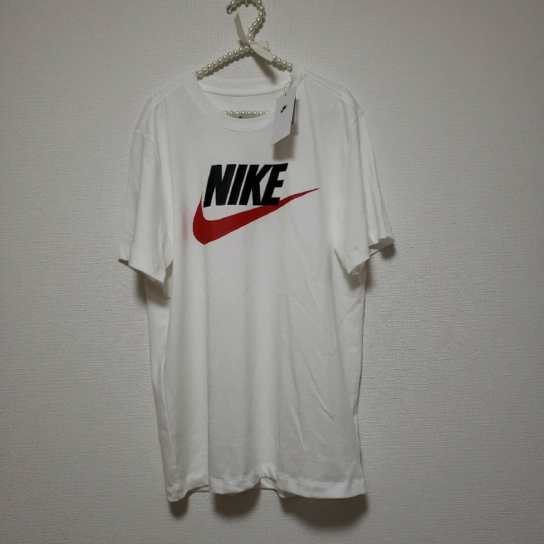 NIKE(ナイキ)の新品　NIKE　半袖　Tシャツ　メンズ　Ｍサイズ　　ホワイト レディースのトップス(カーディガン)の商品写真