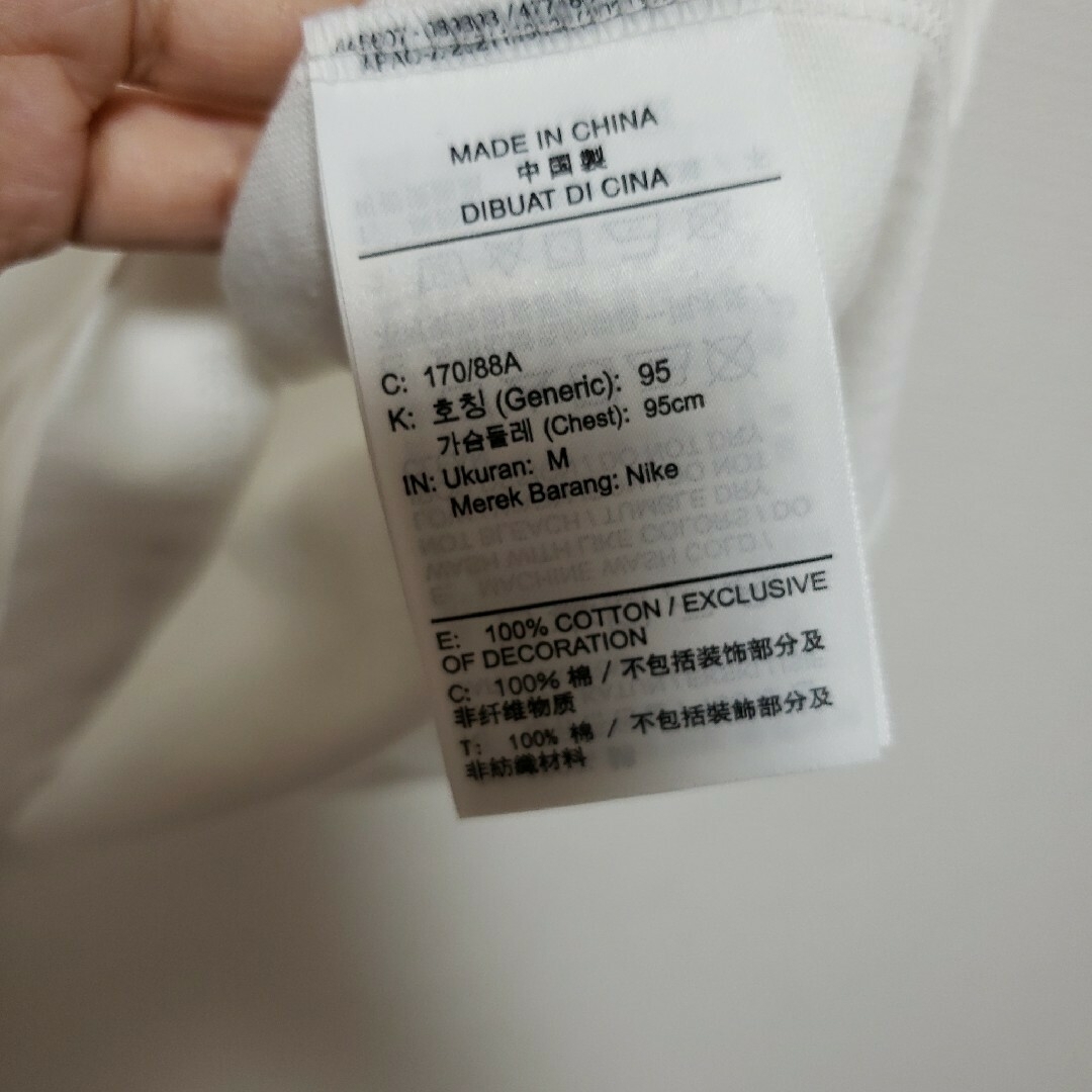 NIKE(ナイキ)の新品　NIKE　半袖　Tシャツ　メンズ　Ｍサイズ　　ホワイト レディースのトップス(カーディガン)の商品写真