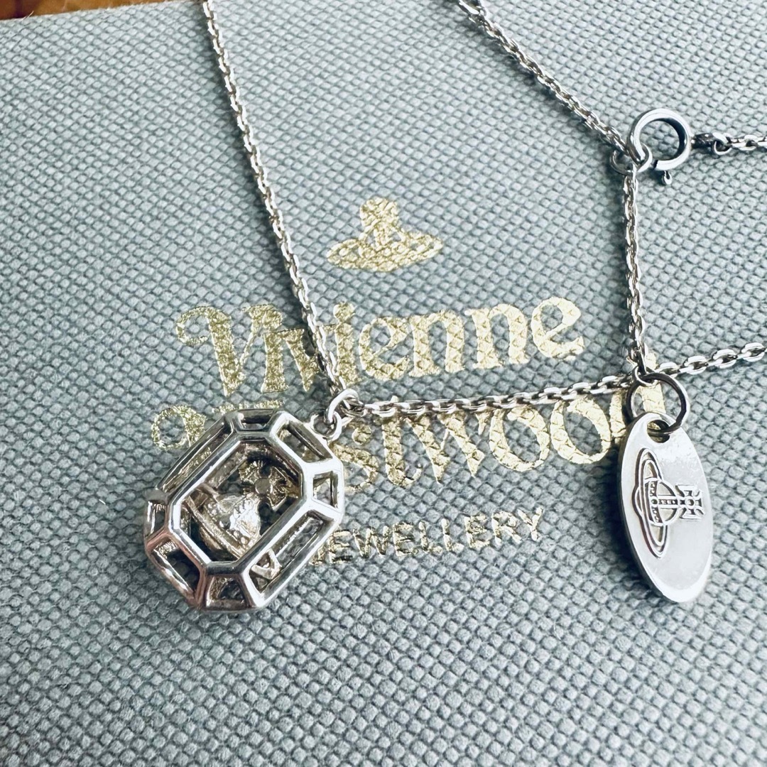 Vivienne Westwood(ヴィヴィアンウエストウッド)の超レア925製VivienneWestwoodスクエア/オーブネックレス レディースのアクセサリー(ネックレス)の商品写真