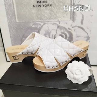 シャネル(CHANEL)のシャネル ココ エナメル マトラッセ　ウッドサンダル　新品未使用 【鑑定済】(サンダル)