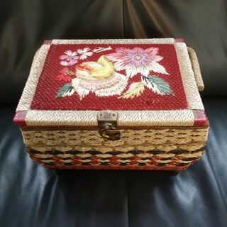 昭和レトロ！アンティーク　刺繍が素敵な裁縫箱(バスケット/かご)