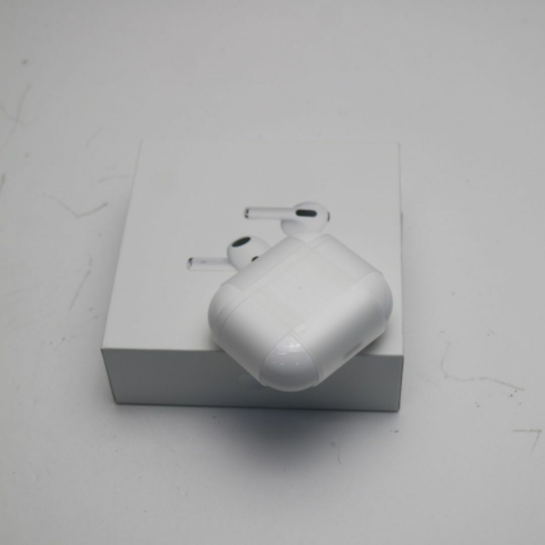 Apple(アップル)の新品 AirPods 第3世代   M888 スマホ/家電/カメラのオーディオ機器(ヘッドフォン/イヤフォン)の商品写真
