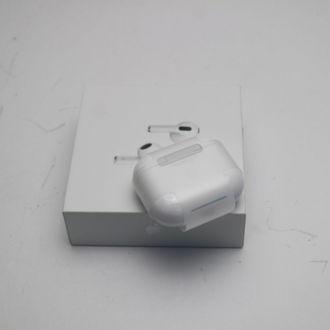 Apple(アップル)の新品 AirPods 第3世代   M888 スマホ/家電/カメラのオーディオ機器(ヘッドフォン/イヤフォン)の商品写真