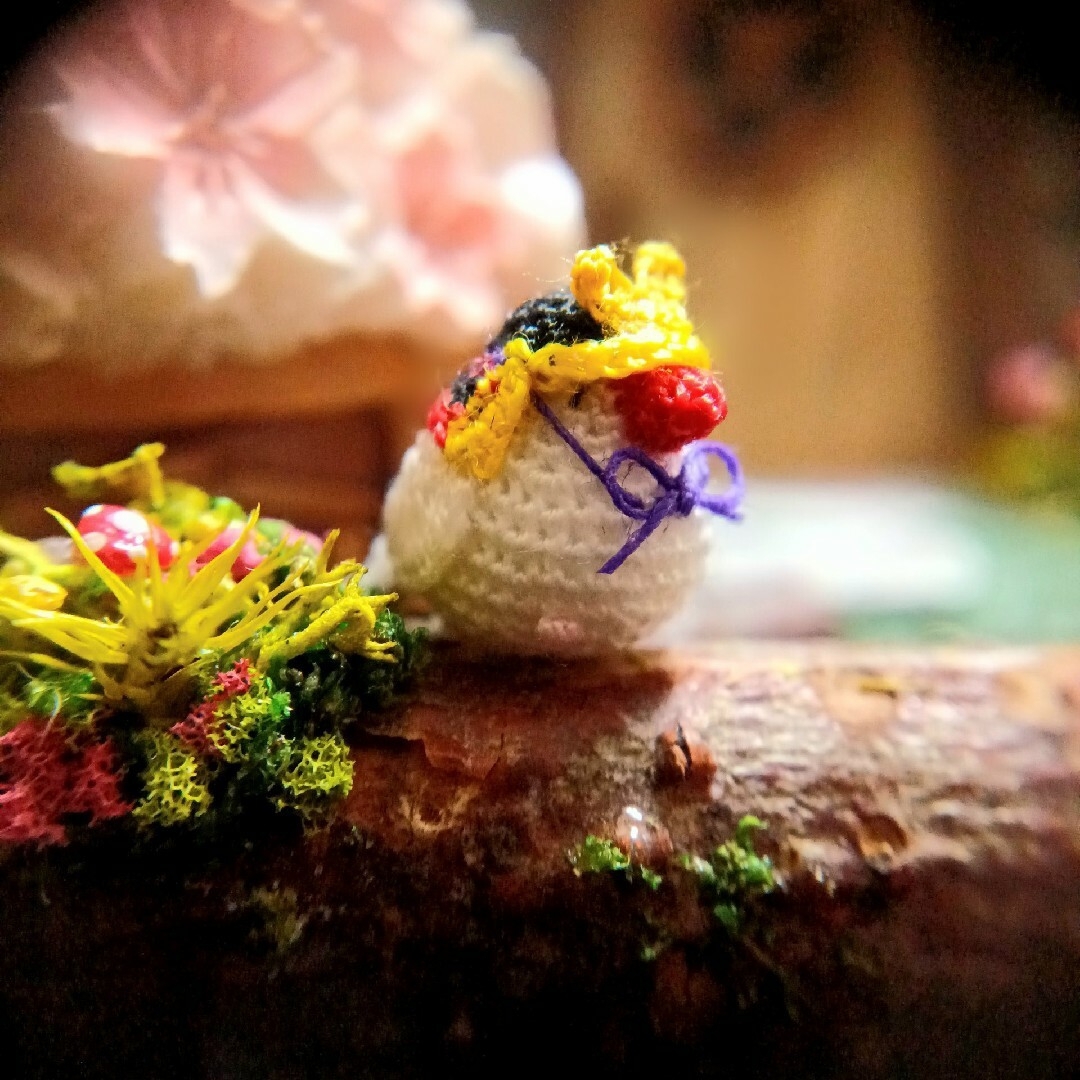 【極小ミニチュアあみぐるみ】お眠な白文鳥さん(兜付き) ハンドメイドのおもちゃ(ミニチュア)の商品写真