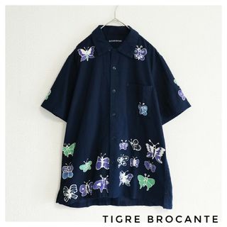 ティグルブロカンテ(TIGRE BROCANTE)の美品 ティグルブロカンテ 半袖ブラウス 半袖シャツ 蝶 ネイビー M(シャツ/ブラウス(半袖/袖なし))