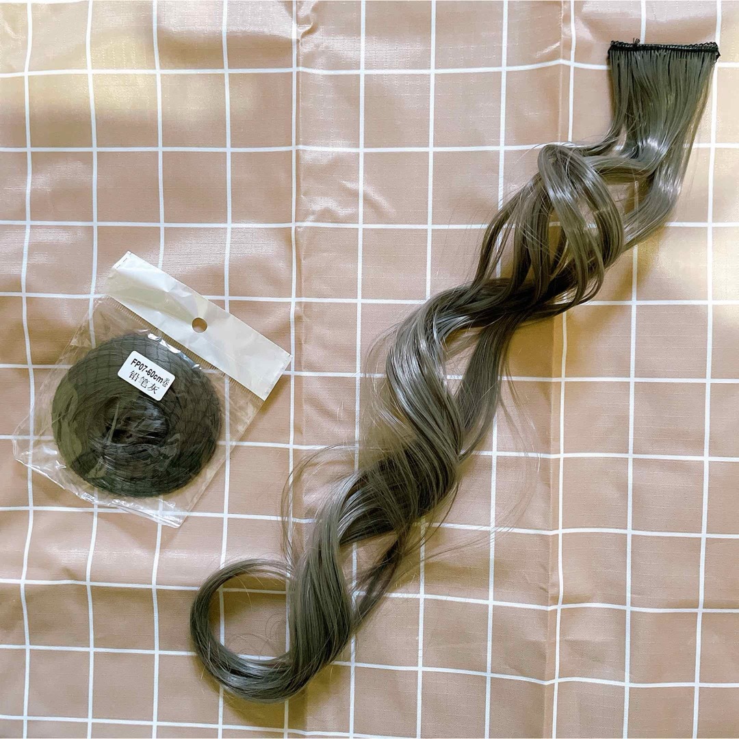 カラフルエクステ 60cm２本 ポイント ウィッグ 巻き毛 クリップ　グレー レディースのウィッグ/エクステ(ロングカール)の商品写真