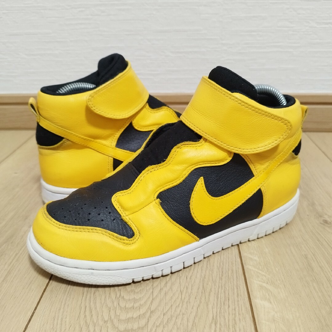 NIKE(ナイキ)のダンクハイイーズ ブラックユニバーシティゴールド WMNS DUNK HIGH レディースの靴/シューズ(スニーカー)の商品写真