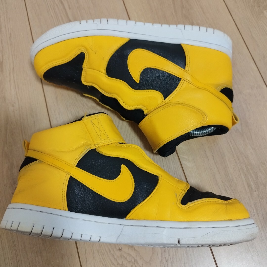 NIKE(ナイキ)のダンクハイイーズ ブラックユニバーシティゴールド WMNS DUNK HIGH レディースの靴/シューズ(スニーカー)の商品写真