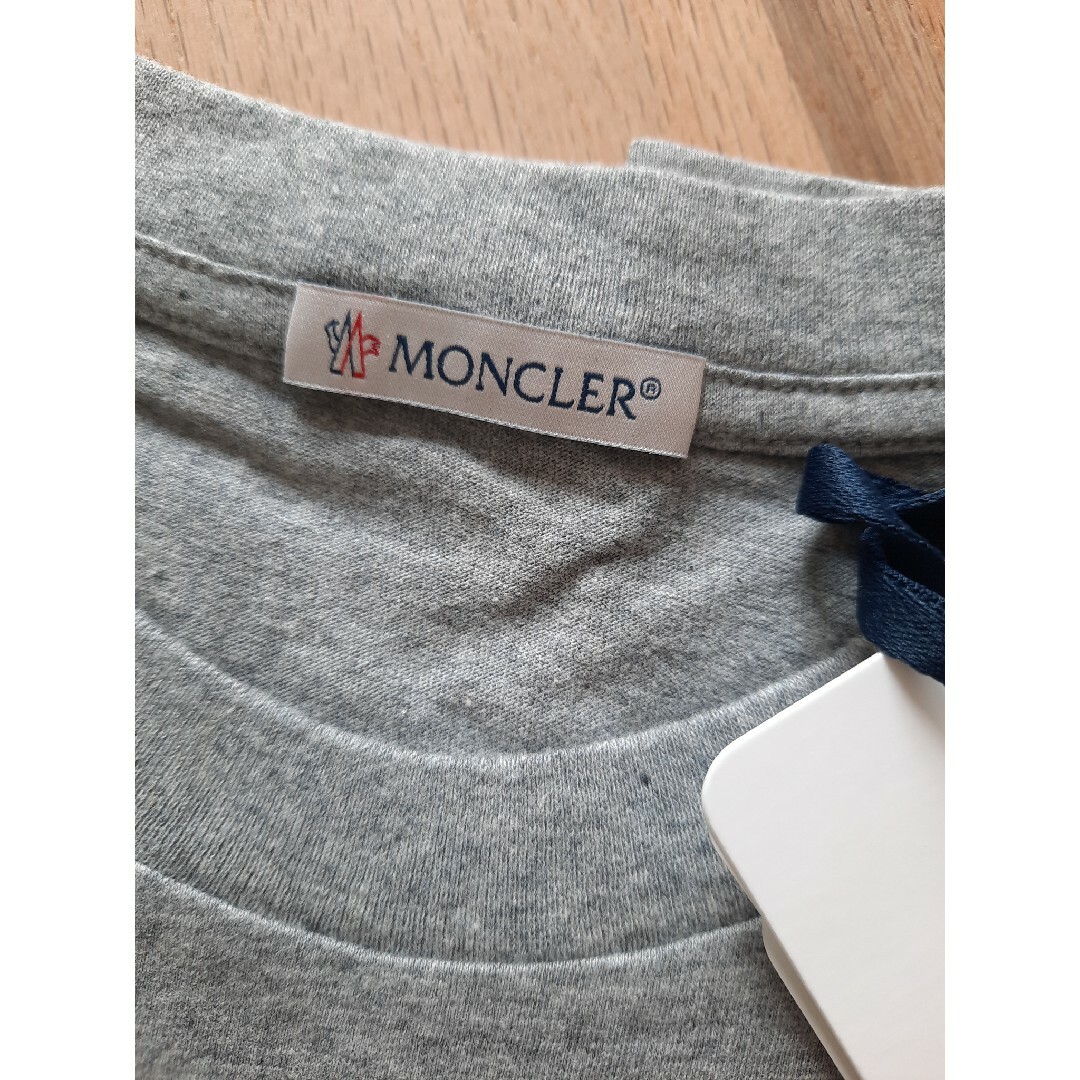 MONCLER(モンクレール)の⭐新品 MONCLER 大人気定番ロゴマーク Tシャツ　グレー　 14A レディースのトップス(Tシャツ(半袖/袖なし))の商品写真