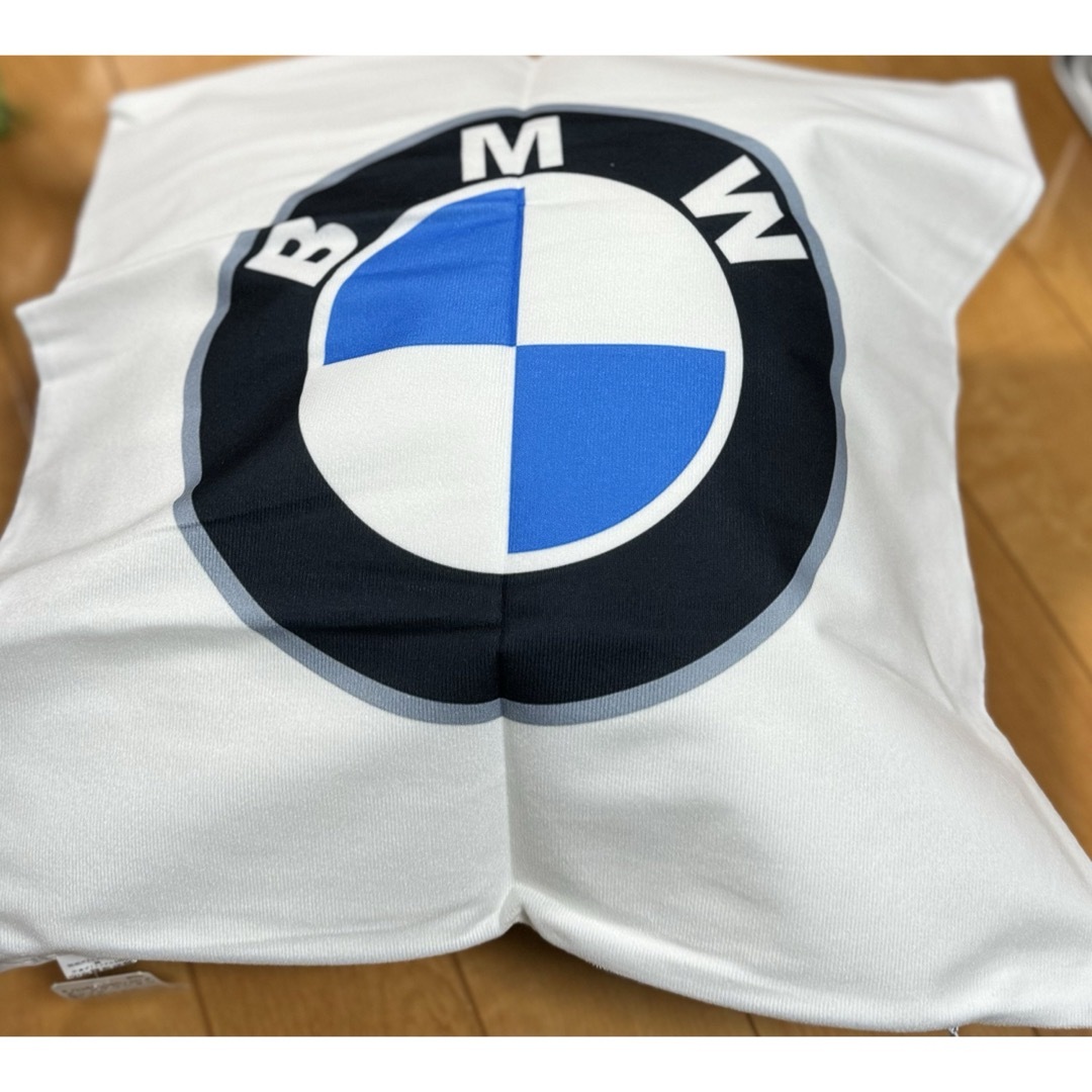 BMW(ビーエムダブリュー)のBMW ロゴ　クッションカバー　45×45cm 白　2枚セット未使用 インテリア/住まい/日用品のインテリア小物(クッションカバー)の商品写真