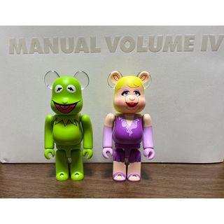 ベアブリック(BE@RBRICK)のメディコムトイ　ベアブリック　カーミット ミスピギー　フィギュアセット　100％(その他)