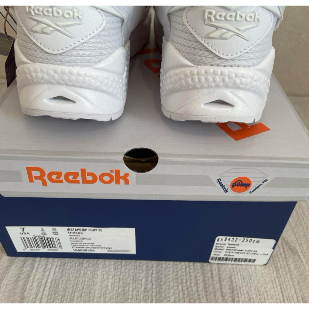 Reebok(リーボック)のReebok インスタポンプフューリー新品 レディースの靴/シューズ(スニーカー)の商品写真