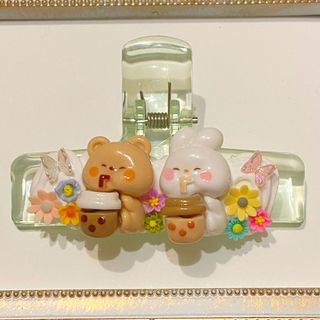 お花畑で幸せそうにタピオカを飲むくまとうさぎ　クリップ　ブックマーク　デコパーツ(雑貨)