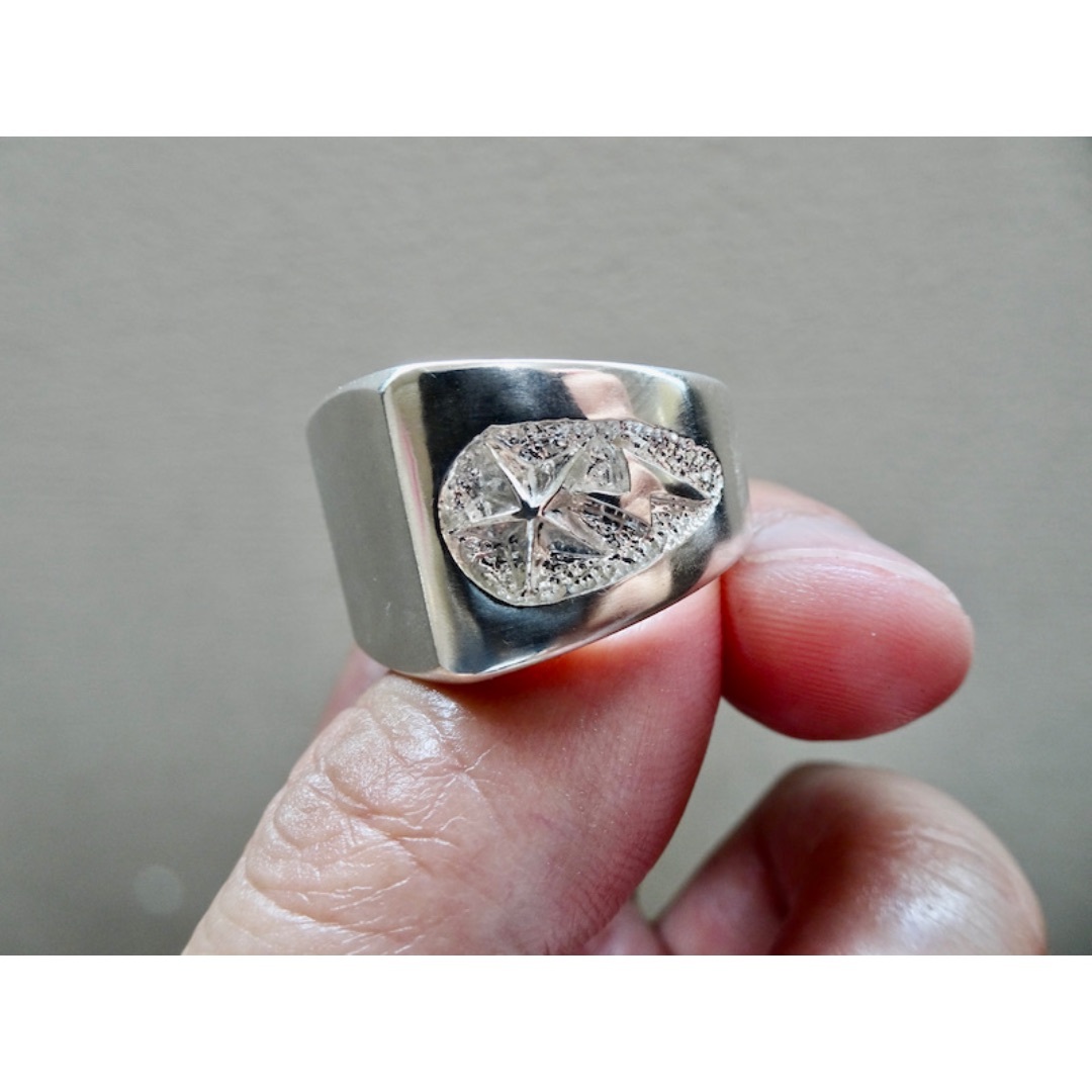 仁尾彫金『プラチナ星とサンダーの印台リング』ハンドメイド212 メンズのアクセサリー(リング(指輪))の商品写真