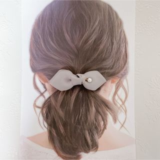 送料無料【パール付重ねリボン】ヘアアクセ　可愛い　上品　高見え　結婚式(ヘアアクセサリー)