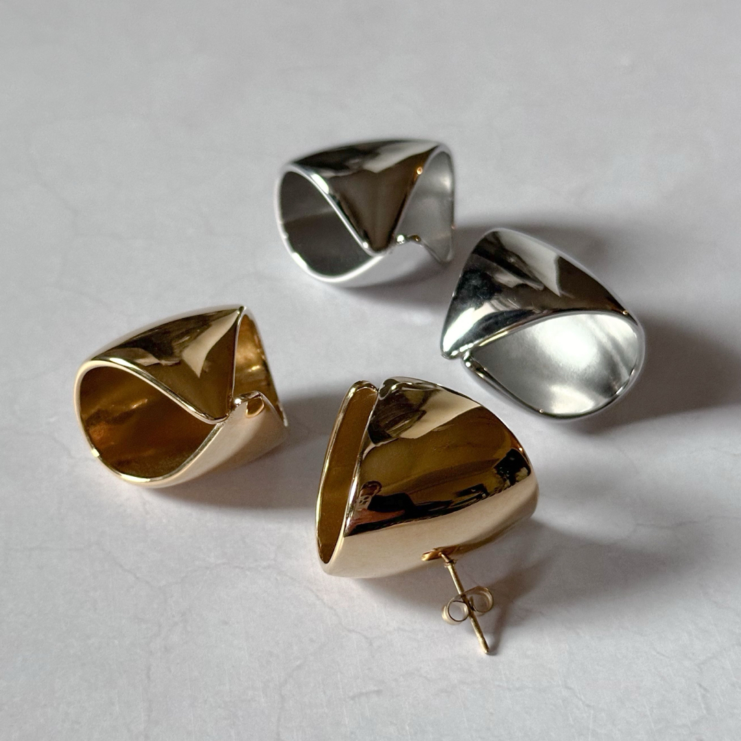 Ameri VINTAGE(アメリヴィンテージ)のRoll triangle pierce gold No.1224 レディースのアクセサリー(ピアス)の商品写真