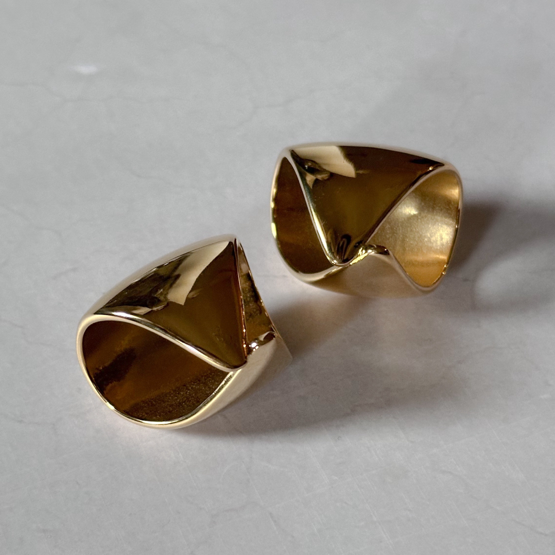 Ameri VINTAGE(アメリヴィンテージ)のRoll triangle pierce gold No.1224 レディースのアクセサリー(ピアス)の商品写真