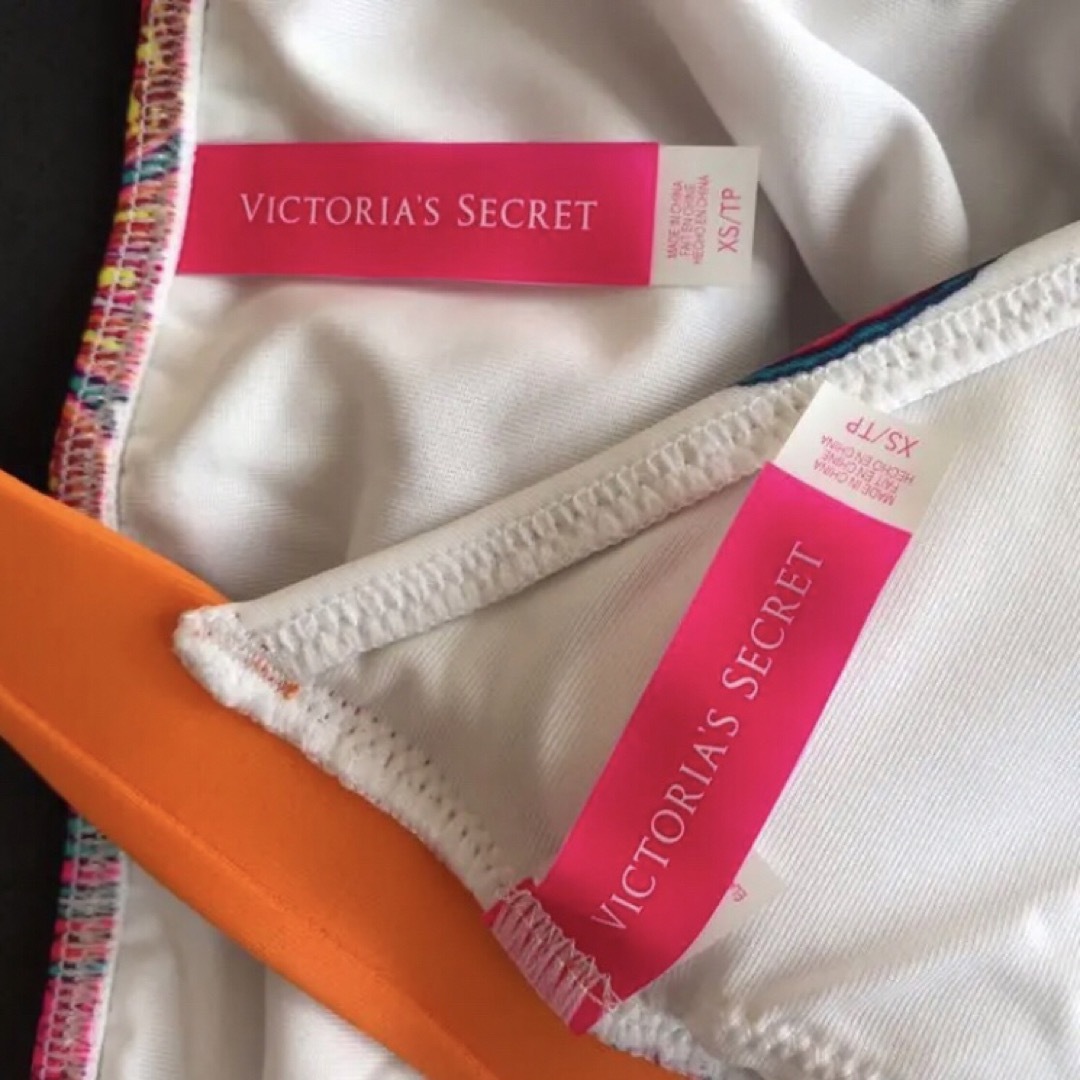 Victoria's Secret(ヴィクトリアズシークレット)のレア 新品 水着 ヴィクトリアシークレット XS 白柄 レディースの水着/浴衣(水着)の商品写真