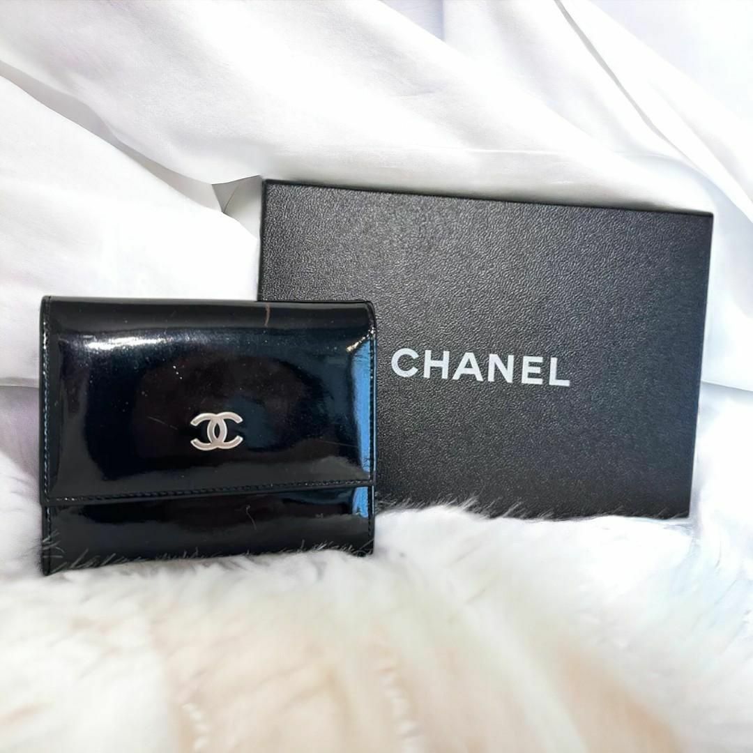 CHANEL(シャネル)のCHANEL シャネル ココマーク エナメル 折り財布 ブラック レディースのファッション小物(財布)の商品写真