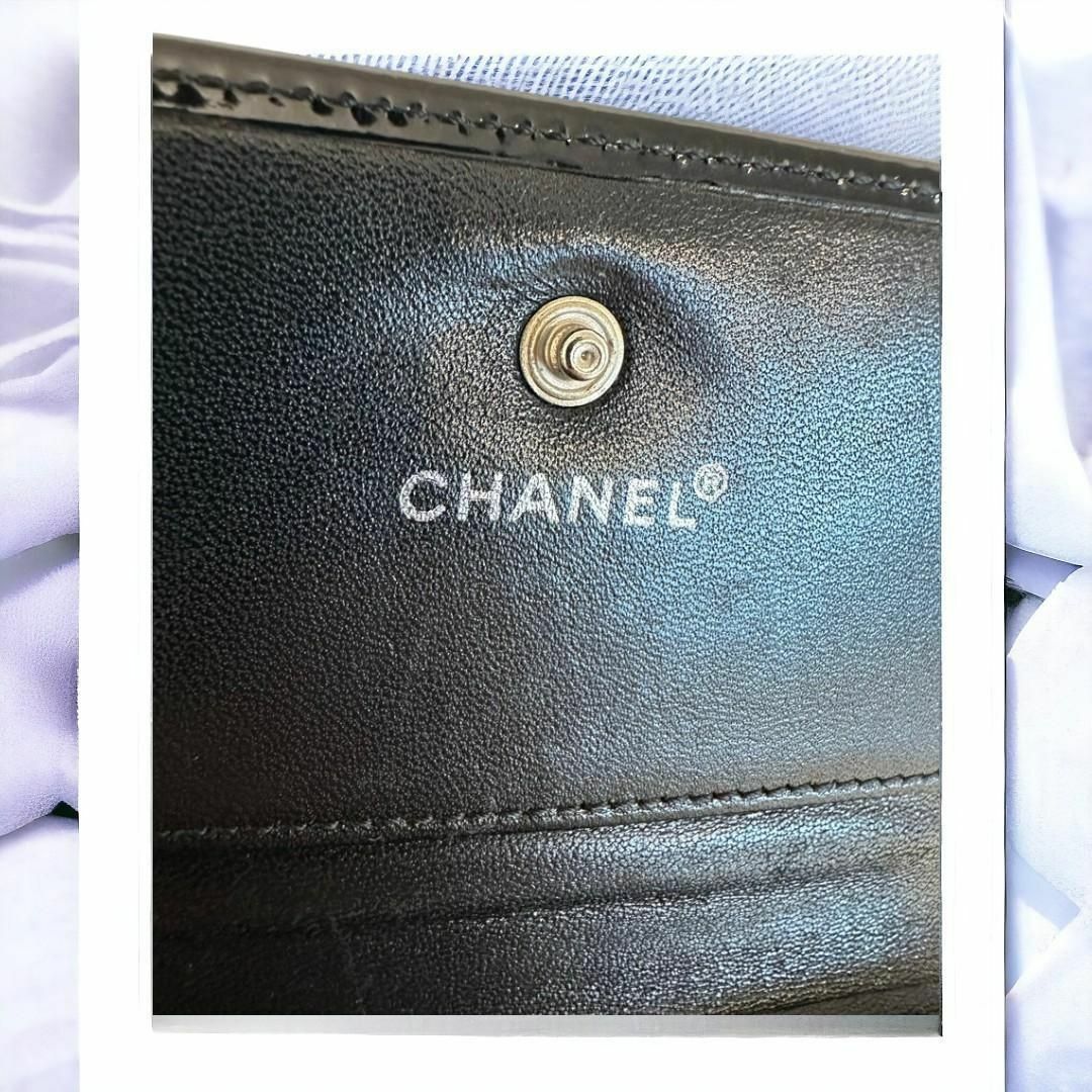 CHANEL(シャネル)のCHANEL シャネル ココマーク エナメル 折り財布 ブラック レディースのファッション小物(財布)の商品写真