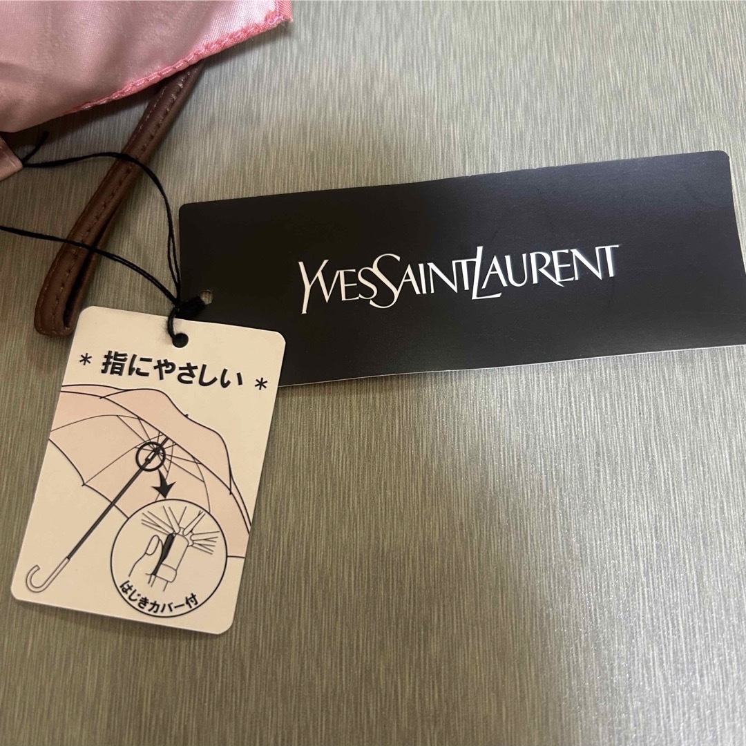 Yves Saint Laurent(イヴサンローラン)の未使用　イヴサンローラン　折りたたみ傘　雨傘　ピンク　花柄　バラ柄　カバー付き レディースのファッション小物(傘)の商品写真