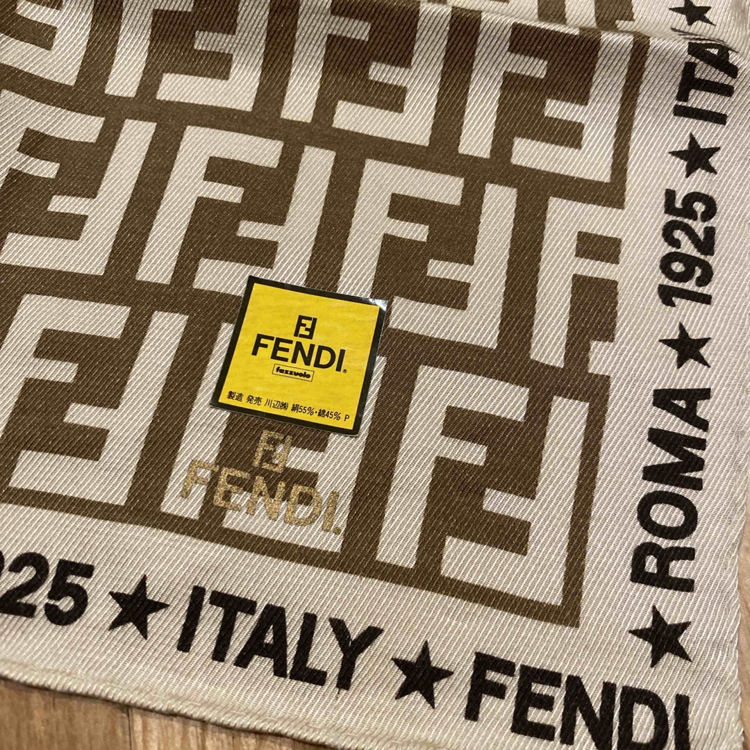 FENDI(フェンディ)のFENDI フェンディ 1925   スカーフ ハンカチ  ズッカ柄 レディースのファッション小物(ハンカチ)の商品写真